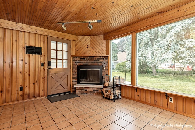 482 S Alfred Ave, Elgin, IL 60123 - unfurnished sunroom featuring track lighting