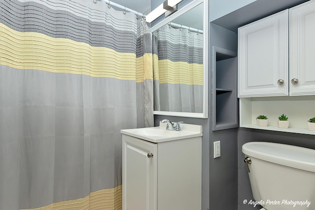 482 S Alfred Ave, Elgin, IL 60123 - full bath featuring vanity and toilet