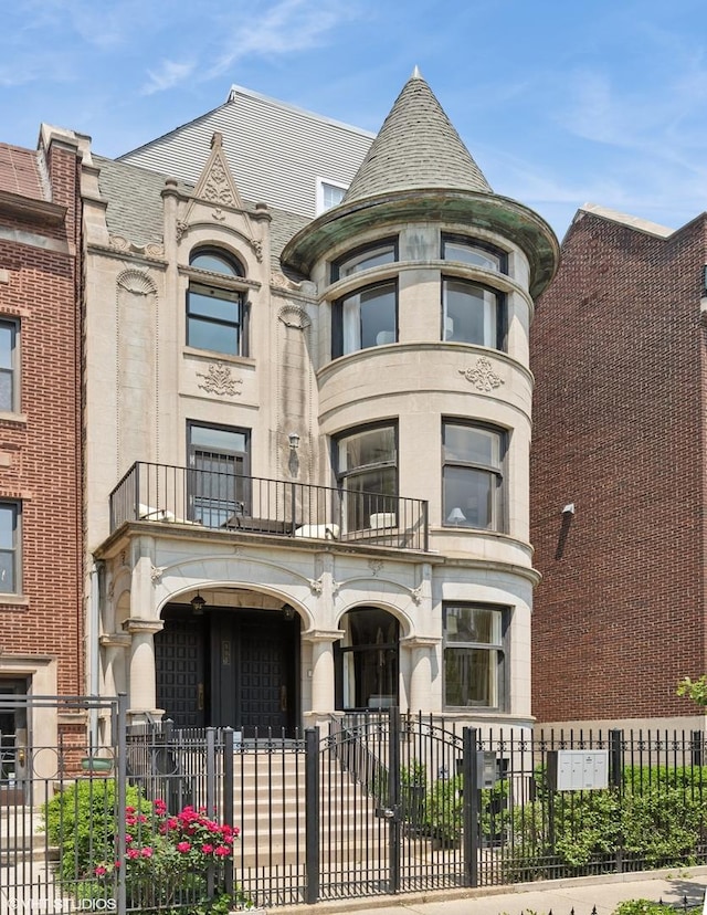506 W Oakdale Ave Unit 1, Chicago, IL 60657 - view of property featuring a fenced front yard