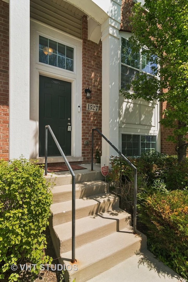 1527 E Arbor Ln, Arlington Heights, IL 60004 - property entrance with brick siding and stucco siding