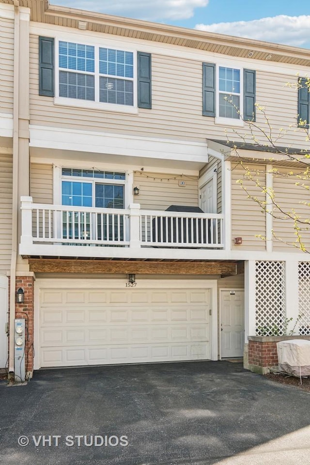 1527 E Arbor Ln, Arlington Heights, IL 60004 - townhome / multi-family property with driveway and an attached garage