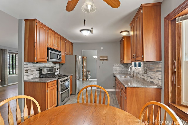 7 Kensington Ct, Streamwood, IL 60107 - kitchen featuring appliances with stainless steel finishes, tasteful backsplash, a ceiling fan, and light wood-style floors