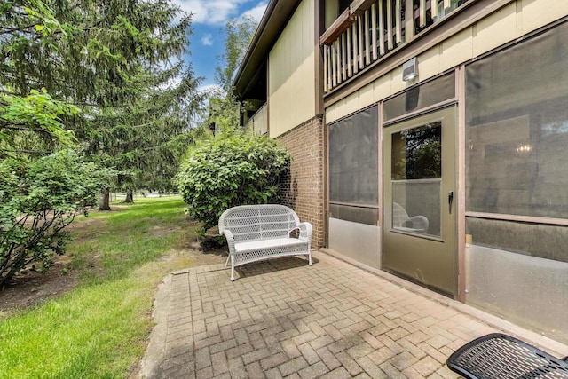 206 Country Ln, Des Plaines, IL 60016 - patio / terrace featuring a patio area and a lawn