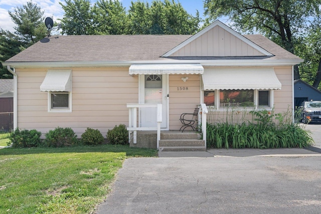1508 N River Rd, Mchenry, IL 60051 - bungalow-style house with a front lawn and roof with shingles