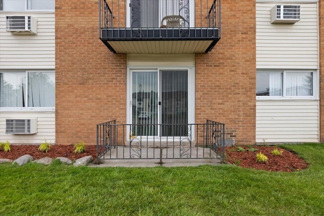 8916 Kenneth Dr Unit 1E, Des Plaines, IL 60016 - property entrance featuring a balcony, a yard, and brick siding