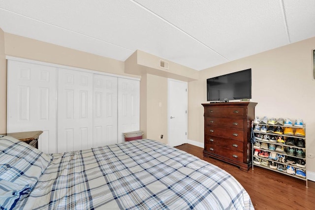 5848 W 76th Pl N Unit 203, Burbank, IL 60459 - bedroom featuring wood finished floors and a closet