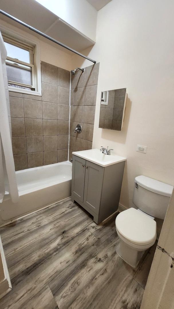 6938 S Michigan Ave, Chicago, IL 60637 - full bath with shower / bathtub combination with curtain, vanity, and wood finished floors