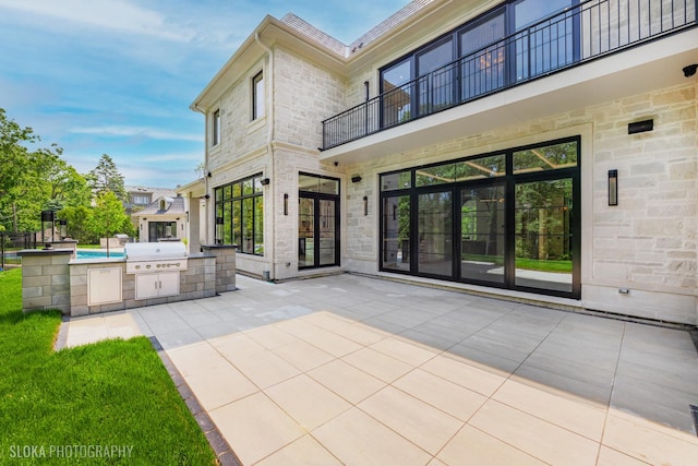 219 Lincoln Dr, Glencoe, IL 60022 - patio / terrace featuring exterior kitchen and a patio area
