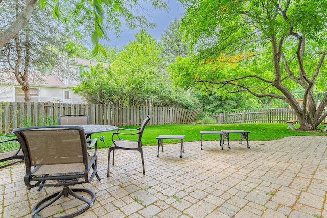 962 Thompson Blvd, Buffalo Grove, IL 60089 - fenced backyard with outdoor dining area and a patio area