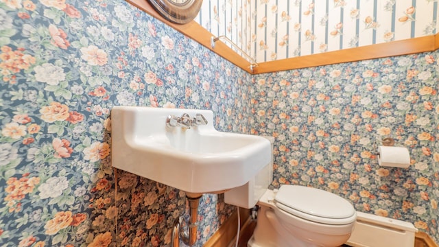 531 E Joliet St, Crown Point, IN 46307 - half bath with wallpapered walls and toilet