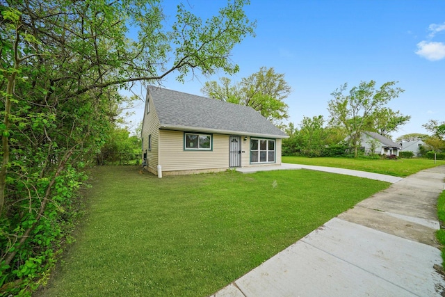 202 Allegheny St, Park Forest, IL 60466 - bungalow-style home featuring roof with shingles and a front lawn