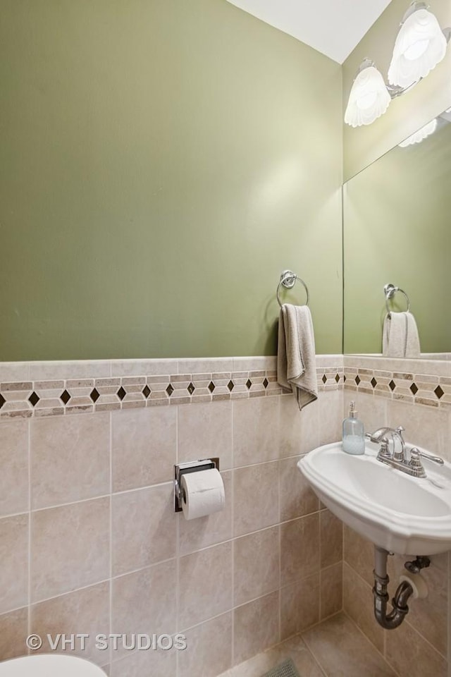 7769 Danbury Dr, Darien, IL 60561 - bathroom featuring tile walls and a sink