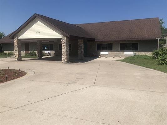 5918 Park Ridge Rd, Loves Park, IL 61111 - view of front of home featuring curved driveway