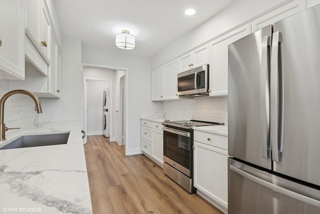 1140 Old Mill Rd Unit 505F, Hinsdale, IL 60521 - kitchen with stainless steel appliances, backsplash, white cabinets, light wood-style floors, and recessed lighting