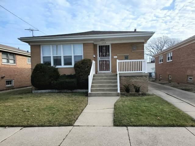 605 Hoxie Ave, Calumet City, IL 60409 - bungalow-style house with covered porch and a front yard
