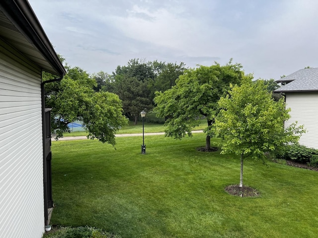 1318 Kingsbury Dr Unit 1, Hanover Park, IL 60133 - view of grassy yard
