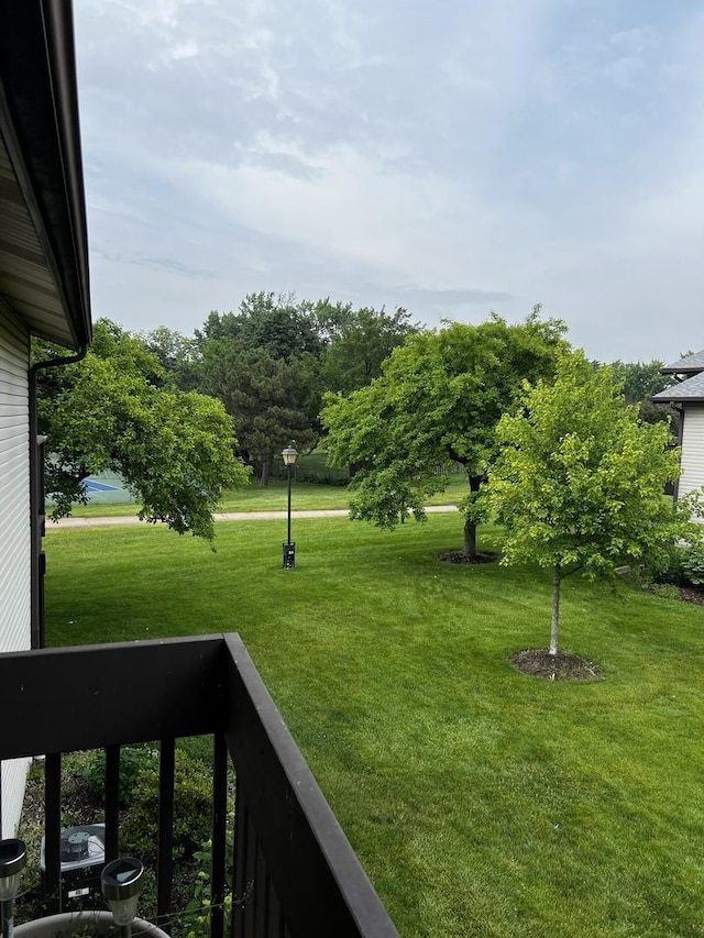 1318 Kingsbury Dr Unit 1, Hanover Park, IL 60133 - view of grassy yard featuring a balcony