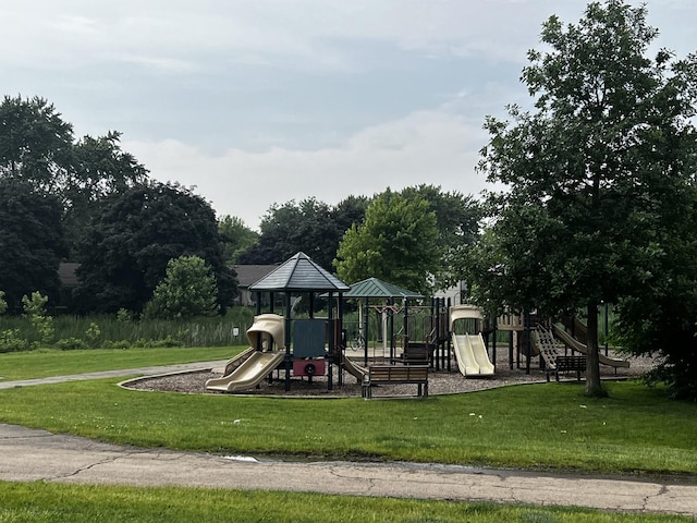 1318 Kingsbury Dr Unit 1, Hanover Park, IL 60133 - communal playground with a lawn