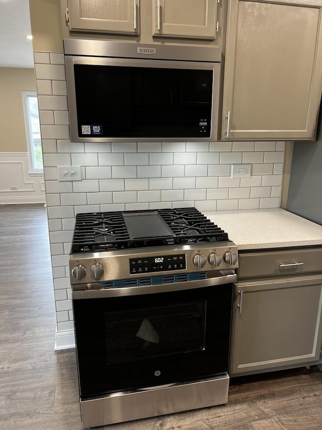 1318 Kingsbury Dr Unit 1, Hanover Park, IL 60133 - kitchen featuring stainless steel appliances, dark wood-style floors, tasteful backsplash, and gray cabinetry