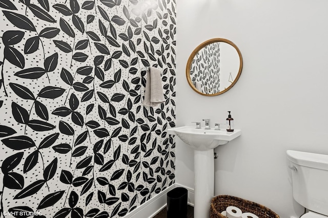 2242 W Lawrence Ave Unit 203, Chicago, IL 60625 - bathroom with toilet and curtained shower