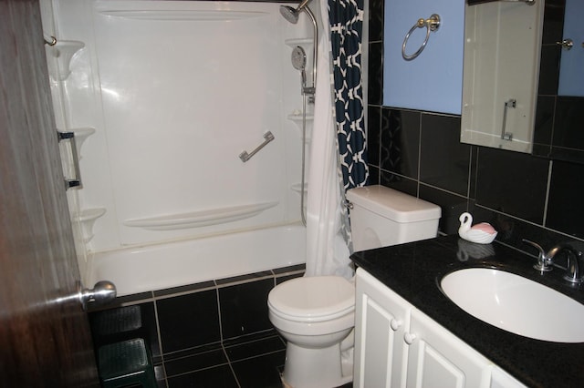 4184 Cove Ln Unit D, Glenview, IL 60025 - bathroom featuring shower / tub combo, vanity, tile walls, and backsplash