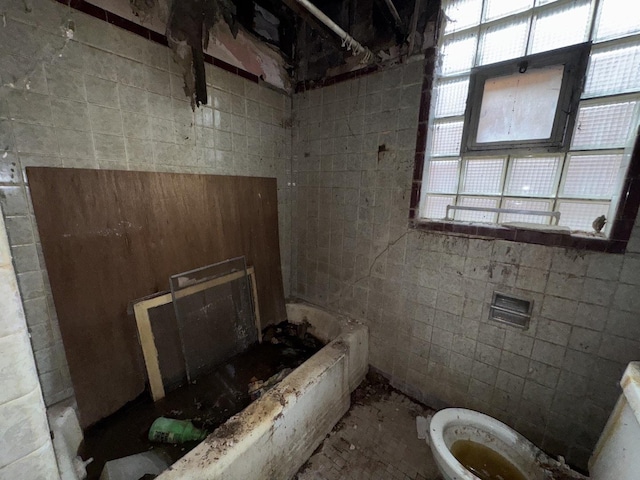8371 S Baltimore Ave, Chicago, IL 60617 - bathroom featuring toilet and a bath