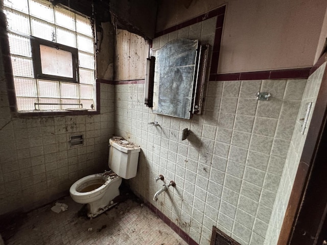 8371 S Baltimore Ave, Chicago, IL 60617 - bathroom with tile walls and wainscoting