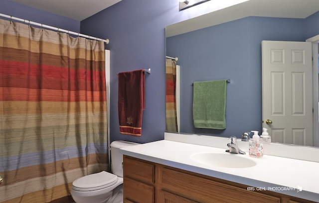 2467 W Autumn Dr, Round Lake, IL 60073 - full bath featuring vanity and curtained shower
