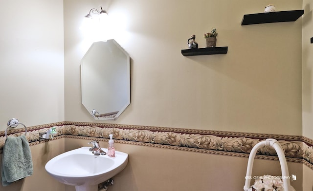 2467 W Autumn Dr, Round Lake, IL 60073 - bathroom featuring a sink