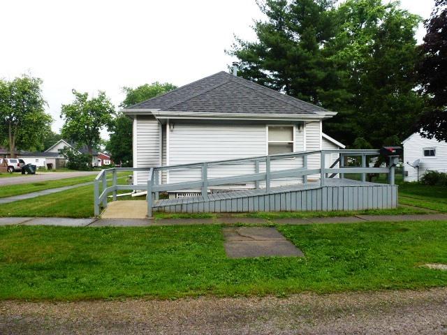 503 N Linden St, Clinton, IL 61727 - view of front facade featuring roof with shingles and a front lawn