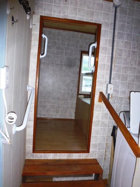 503 N Linden St, Clinton, IL 61727 - view of stairs