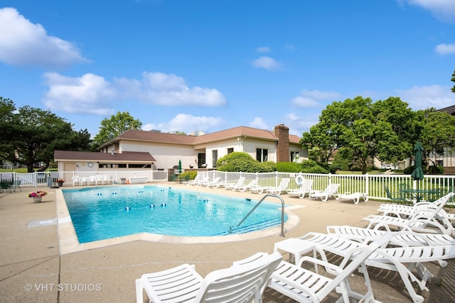 12900 W Heiden Cir Unit 4304, Lake Bluff, IL 60044 - community pool with a patio