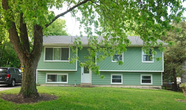 505 Woodmoor Dr, Round Lake Beach, IL 60073 - split foyer home with entry steps and a front yard