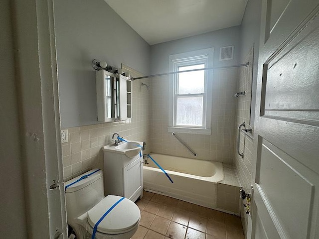 4131 N Monticello Ave, Chicago, IL 60618 - bathroom featuring tile patterned floors, shower / tub combination, and tile walls