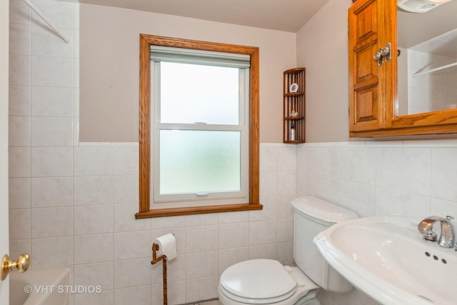 636 S 10th Ave, La Grange, IL 60525 - full bath featuring tile walls, tub / shower combination, and a wainscoted wall