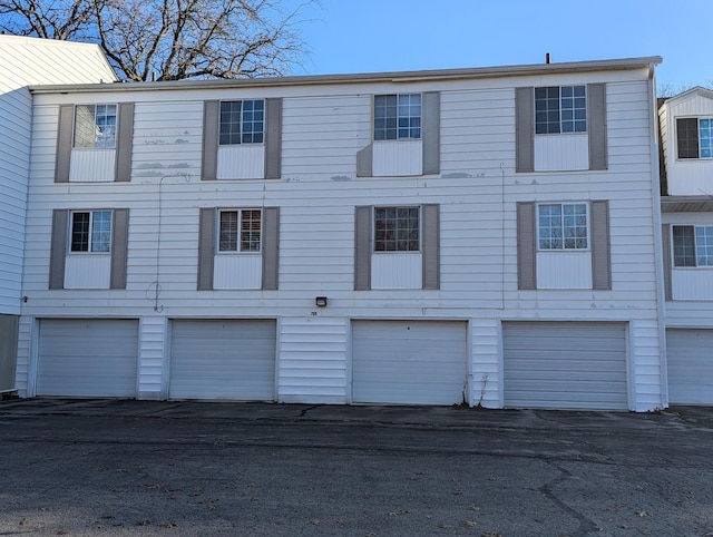 704 Kiwanis Dr Unit 1, Freeport, IL 61032 - view of front of property with an attached garage and driveway