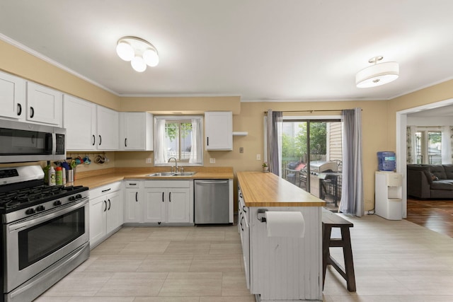 1004 Evergreen Dr, Carol Stream, IL 60188 - kitchen with stainless steel appliances, a kitchen breakfast bar, white cabinets, and crown molding