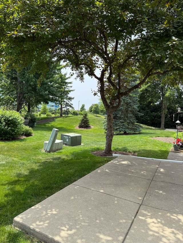 352 Bay Dr, Itasca, IL 60143 - view of property's community with a lawn