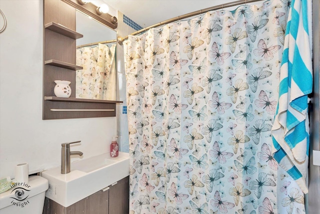5716 W 64th Pl, Chicago, IL 60638 - full bathroom with vanity and curtained shower