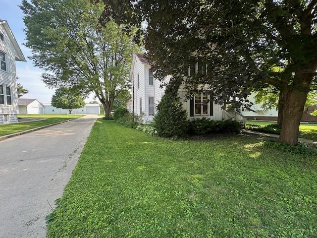 506 E Lincoln St, Saybrook, IL 61770 - view of side of home featuring a yard