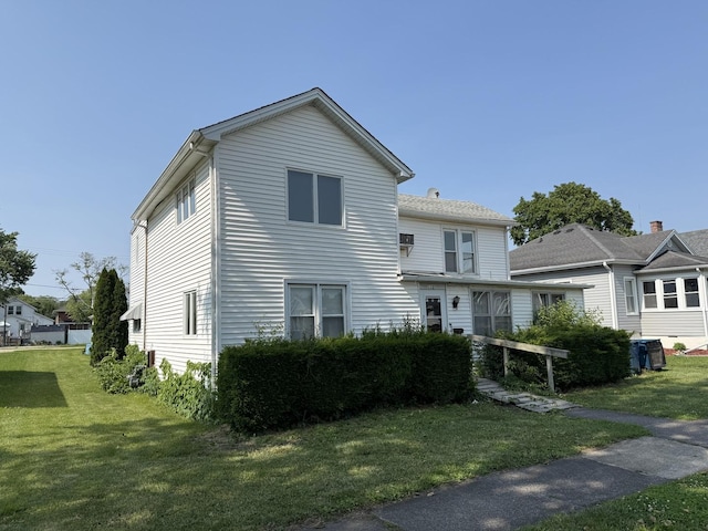 112 W Chippewa St, Dwight, IL 60420 - traditional home with a front lawn