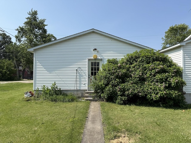 112 W Chippewa St, Dwight, IL 60420 - back of property featuring a lawn and entry steps