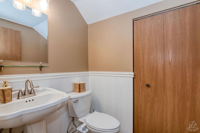 1288 Seabury Cir, Carol Stream, IL 60188 - bathroom featuring wainscoting and lofted ceiling