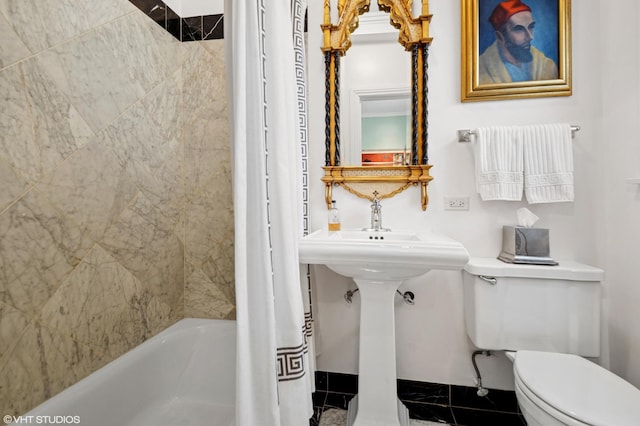 1116 W N Shore Ave Unit 2, Chicago, IL 60626 - full bath featuring toilet and shower / tub combo with curtain