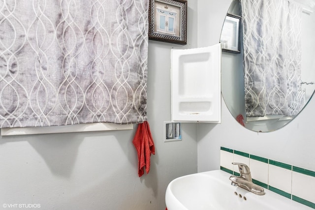 852 Pamela Dr, Bensenville, IL 60106 - bathroom featuring a sink and tasteful backsplash