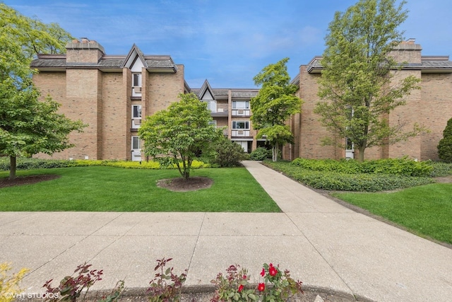340 Claymoor Rd Unit 2B, Hinsdale, IL 60521 - surrounding community with a lawn