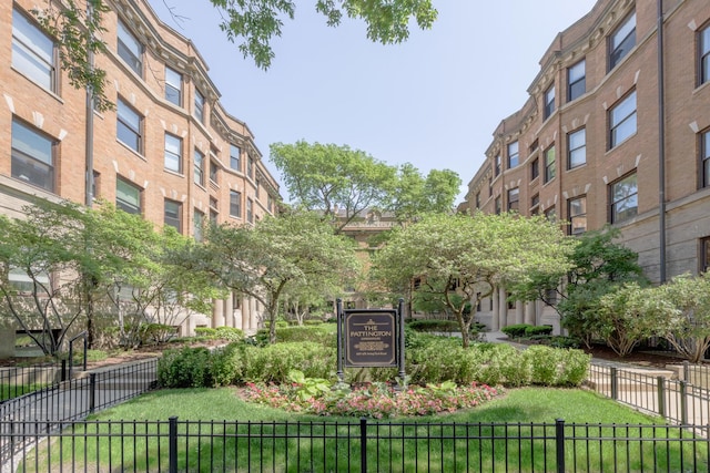 668 W Irving Park Rd Unit H1, Chicago, IL 60613 - view of property's community
