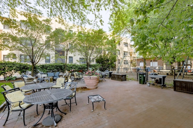 668 W Irving Park Rd Unit H1, Chicago, IL 60613 - view of property's community with a patio and outdoor dining space