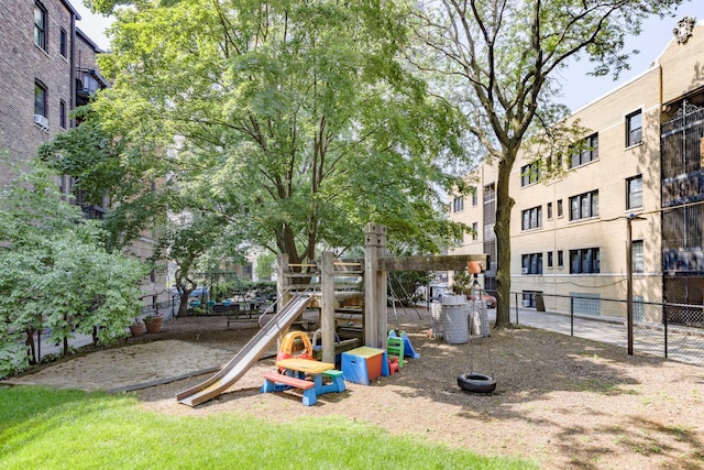 668 W Irving Park Rd Unit H1, Chicago, IL 60613 - view of community jungle gym