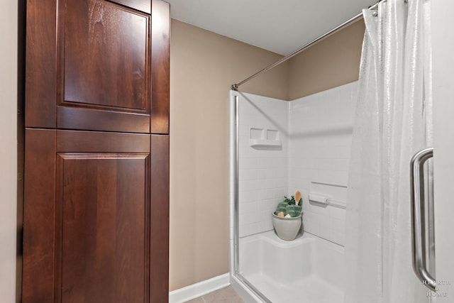 10405 Kenilworth Ave, Algonquin, IL 60102 - bathroom featuring curtained shower and baseboards